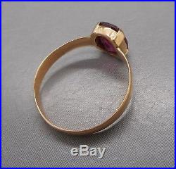 Ancienne bague en or 18 carats sertie d'un rubis