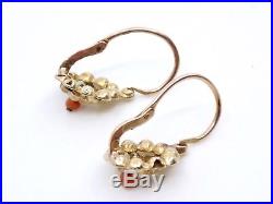 Ancienne boucles d'oreilles dormeuses en or 18k et petites perles de corail XIXe
