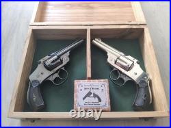 Coffret en bois, collection, pistolet ancien, montres, bijoux, couteaux, bois