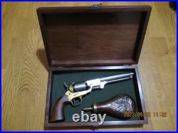 Coffret en bois, collection, pistolet ancien, montres, bijoux, couteaux, bois