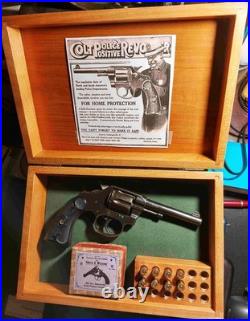 Coffret en bois, collection, pistolet ancien, montres, bijoux, couteaux, bois