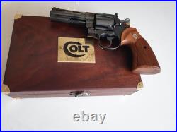 Coffret en bois, collection, pistolet ancien, montres, bijoux, couteaux, bois