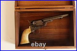 Coffret en bois, collection, pistolet ancien, montres, bijoux, couteaux, bois