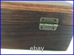 Coffret en bois, collection, pistolet ancien, montres, bijoux, couteaux, bois