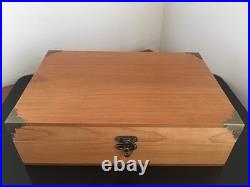 Coffret en bois, collection, pistolet ancien, montres, bijoux, couteaux, bois