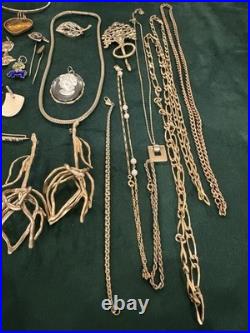 Lot De Bijoux Fantaisie Et Montres Plaque Or Ancien Et Récents Bon État Général