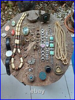 Lot de bijoux anciens et fantaisie montres, bracelets, broches, bagues, etc