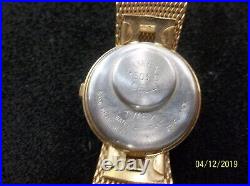 Montre à quartz numérique vintage pour femme Timex SSQ ton or acier inoxydable. Courir