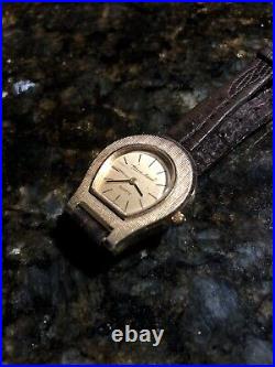 Montre à quartz vintage plaquée or Etienne Aigner avec bracelet lézard par Bulova