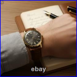 Montre mécanique ancienne URSS plaqué or 18 bijoux date style militaire 40 mm