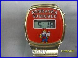 NEUF Montre numérique vintage caractère rouge Université du Nebraska Go