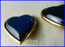 Paire d'anciennes boucles d'oreilles clip, coeur bleu clair, Yves Saint Laurent